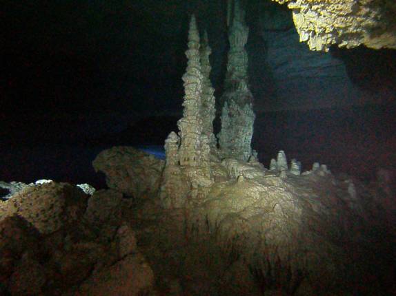 Formações submersas na bela caverna La Taina, em Santo Domingo, capital da República Dominicana